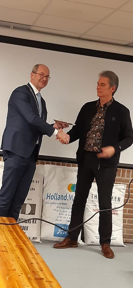 boekoverhandiging burgemeester