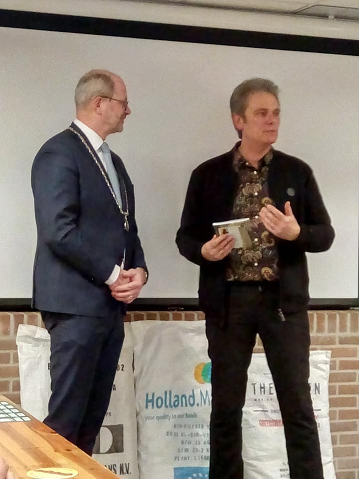 boekoverhandiging burgemeester Jan